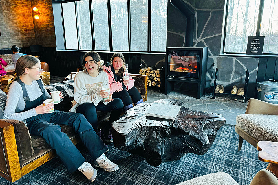 Apres ski means free hot cocoa and cookies in the cozy common area at Bluebird Hunter Lodge. 