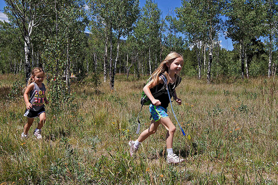 girls hiking in Golden Gate Canyon State Park.