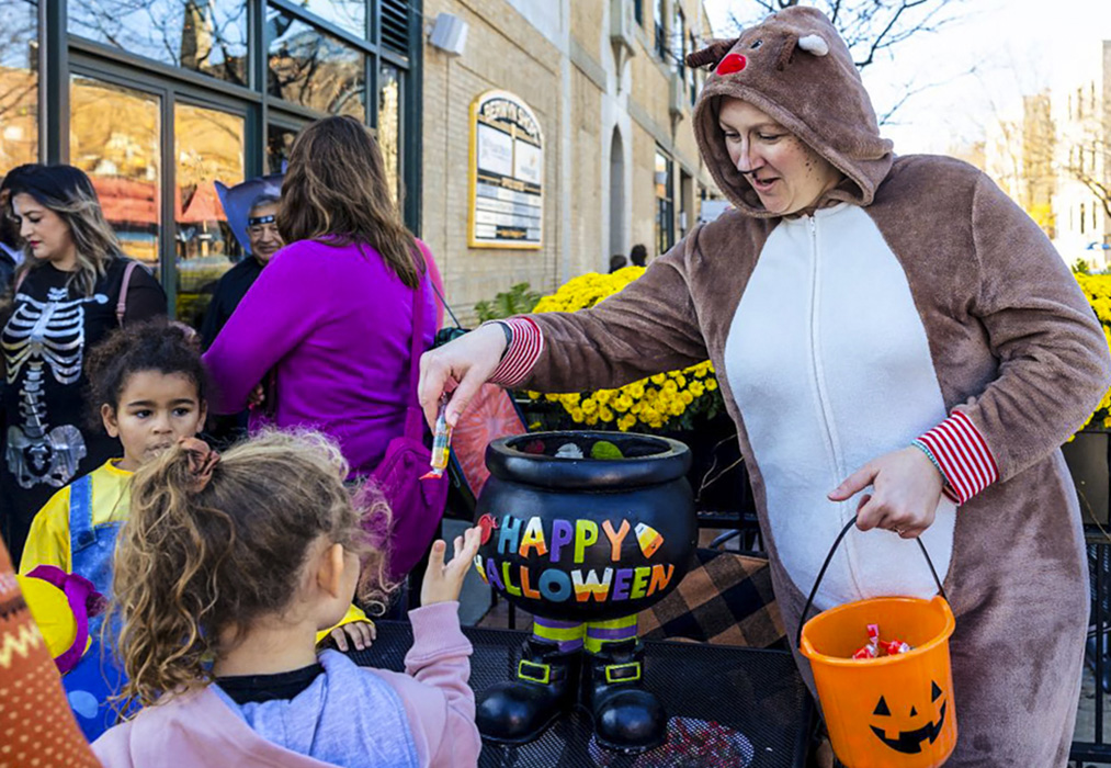 Aville-o-Ween. Photo courtesy of the Andersonville Chamber of Commerce