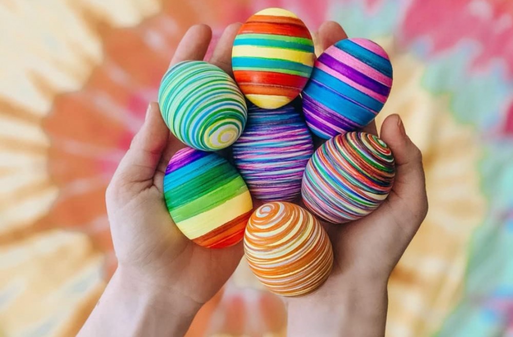 Spin some seriously gorgeous eggs with ease with the EggMazing Easter Egg Mini Decorator Kit. 