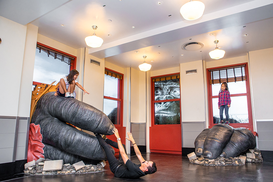 Empire State Building with kids and families: Take a picture with King Kong