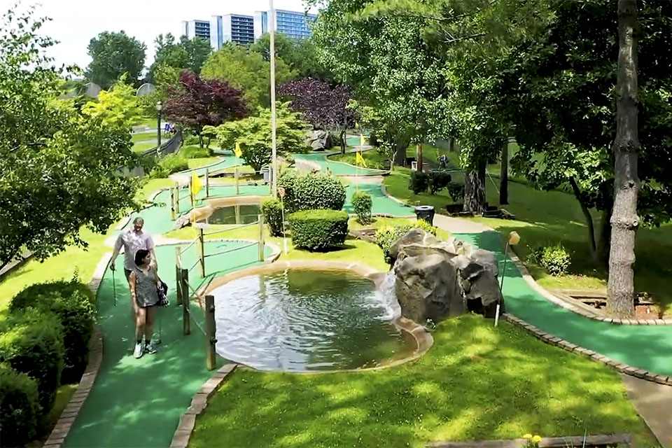 Mini golf in NYC Flushing Meadows Golf Center