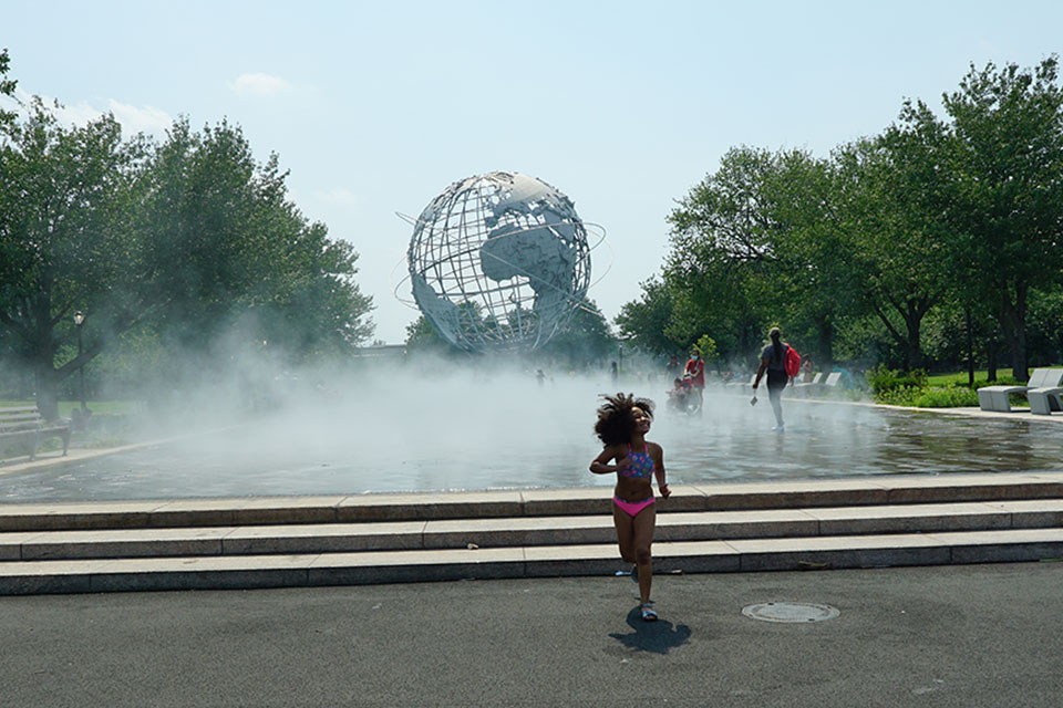 Play fountains and splash pads in NYC Fountain of the Fairs