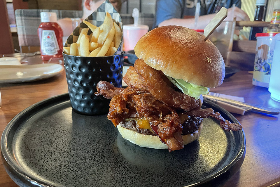 Great Wolf Lodge Poconos: Fireside's Smokehouse Burger and fries