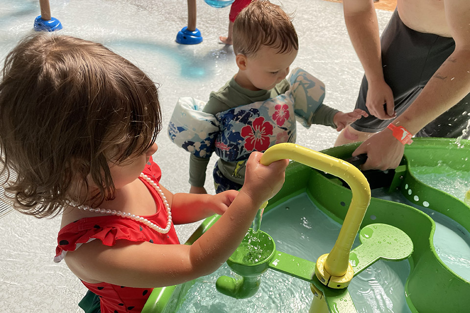 Great Wolf Lodge Poconos: Kids play at water table