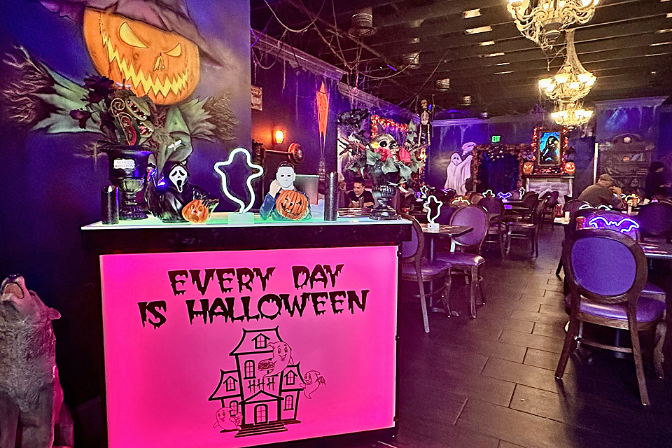 Haunted House of Hamburgers: Interior decor