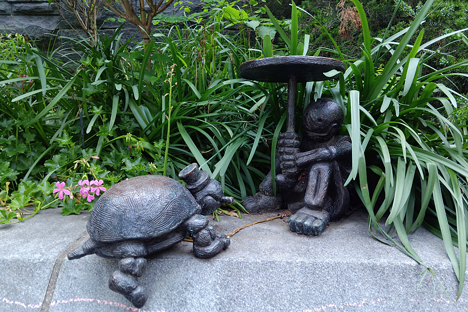 Hidden Gem in NY: Tom Otterness figurines nestled in Rockefeller Park
