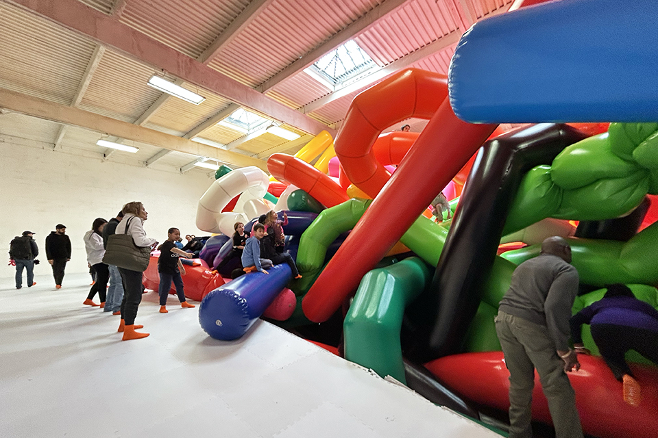 Pop-up Immersive Art Installation Inspired by Jeff Koons