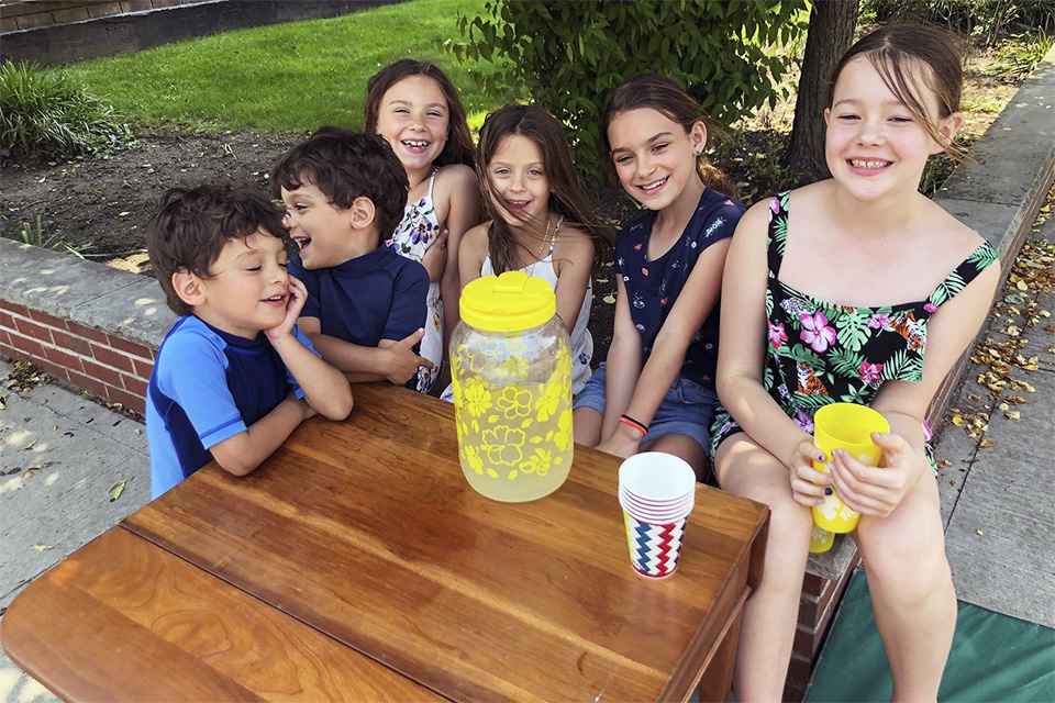 lemonade stand with friends beats boredom back