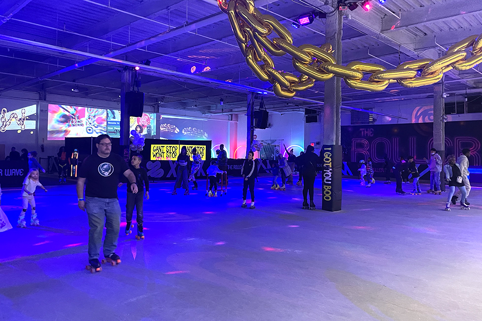 Roller skating at the Roller Wave: Wide view