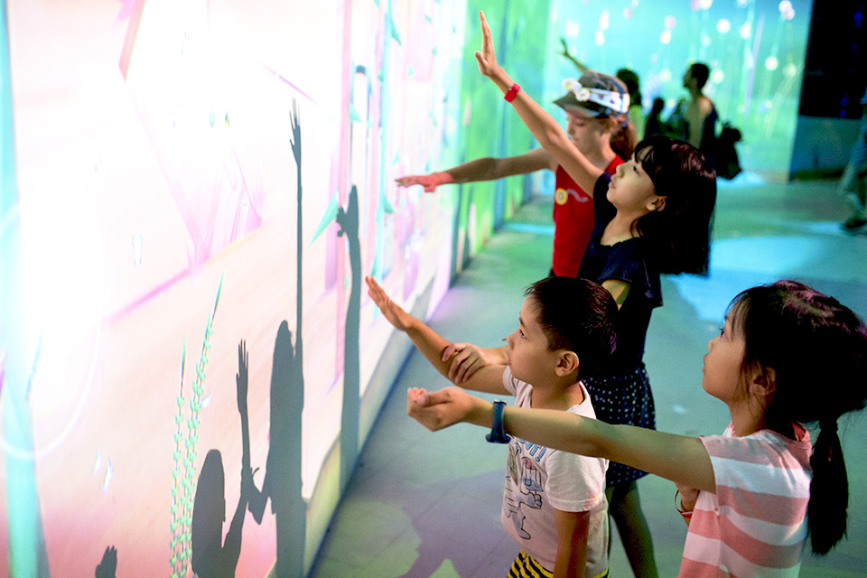 Connected Worlds mesmerizes children with its interactive features and fun animations.