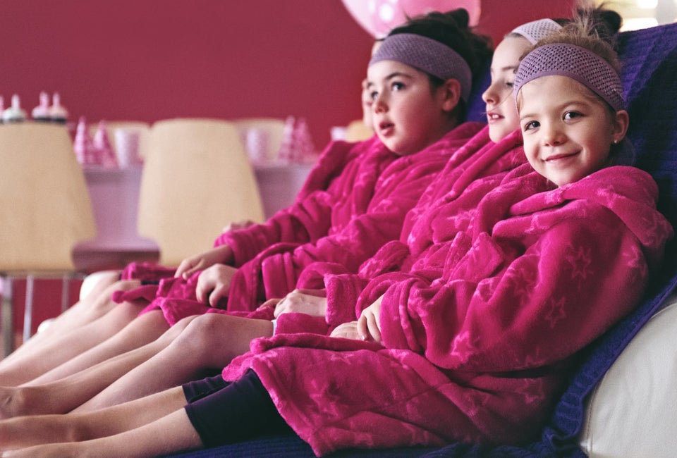 Hit the spa with your kid for a spa party in Chicago. Photo by Lisa Gagne for Canva