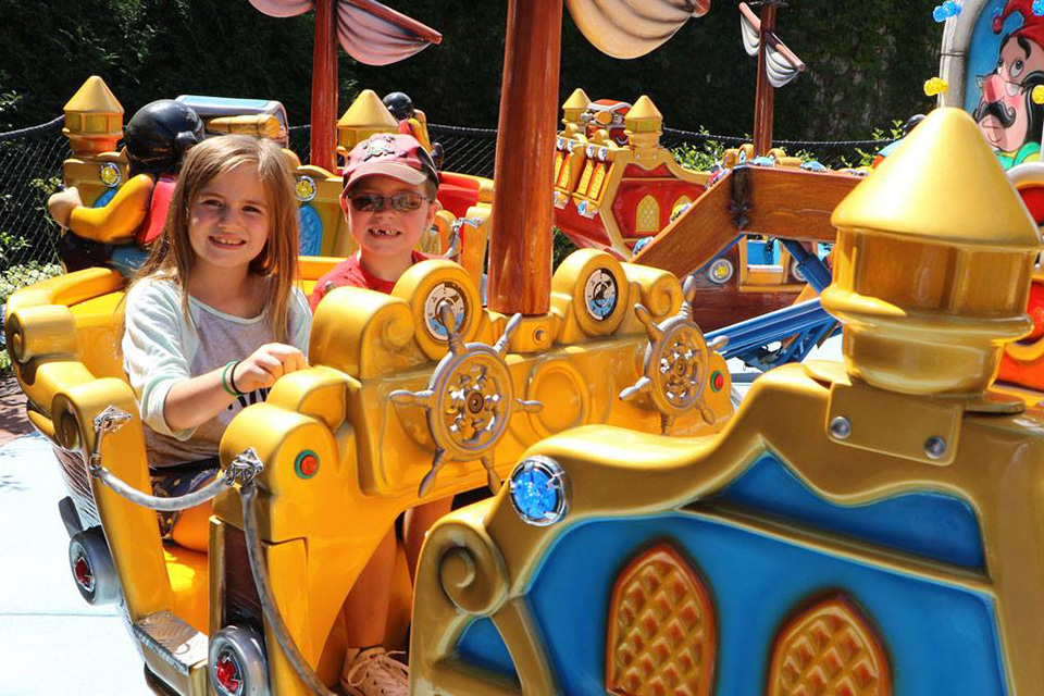 Best Amusement Parks in the Chicago Area for Families: kids on an amusement park ride