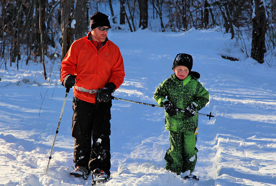 Image of family in snow - Places to Snowshoe near Boston