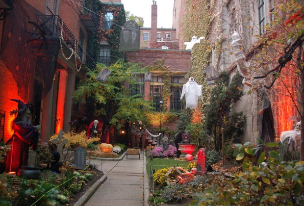 Head to Beacon Hill for one of the best neighborhoods in Boston to see Halloween decorations in 2025. Photo by Chris Devers/CC BY 2.0