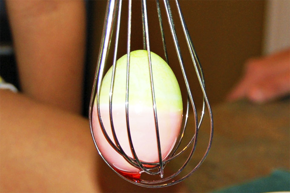 How to Dye Easter Eggs: No messy hands with this genius whisk trick.