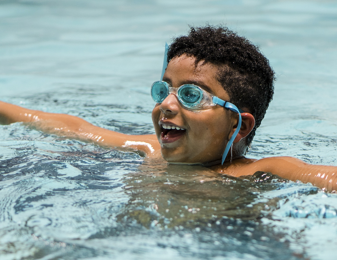 Image of a child swimming - free swimming pools in Boston